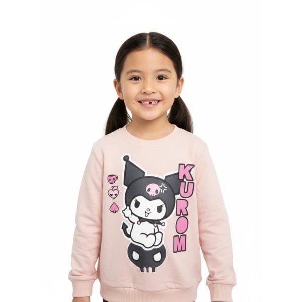 Niña con sudadera rosa con diseño de calavera y la palabra 'KURM'.