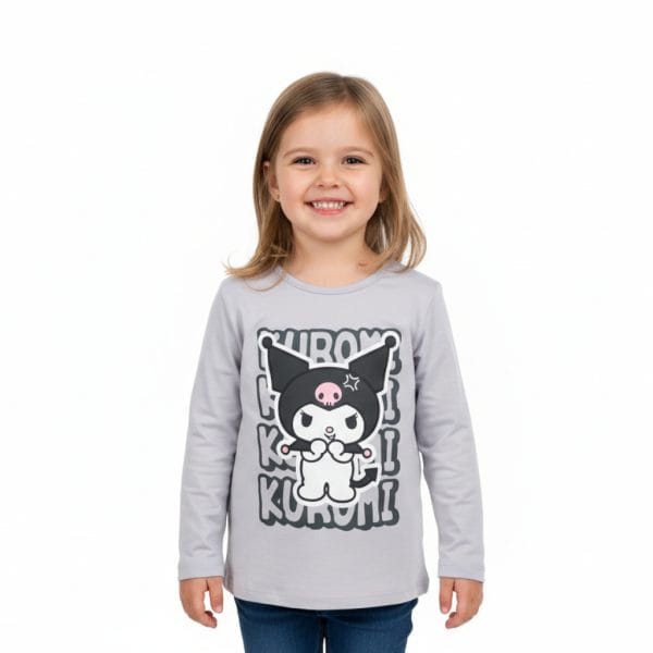 Niña sonriendo con camiseta de personajes de dibujos animados en fondo blanco.