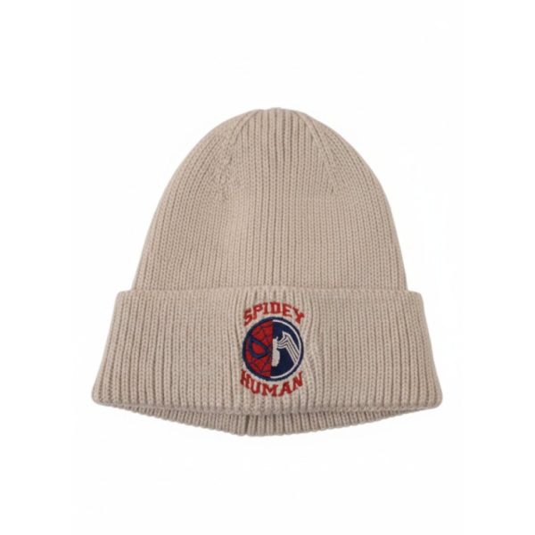 Gorro beige con bordado de Spider-Man y texto 'Spider Human' en la parte frontal.