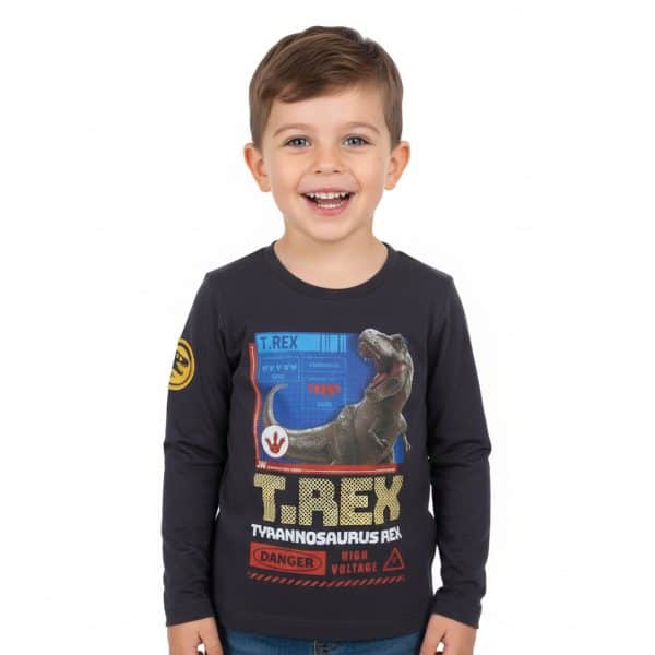 Niño con camiseta de dinosaurio T. Rex y advertencias de peligro.