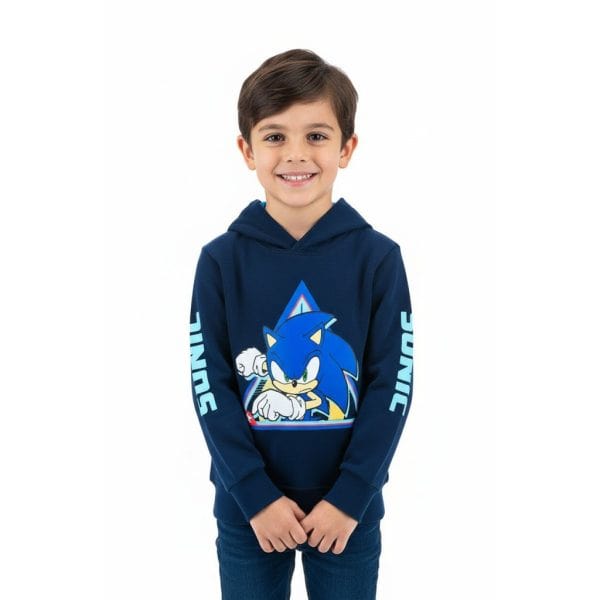 Niño con sudadera azul con diseño de Sonic the Hedgehog.