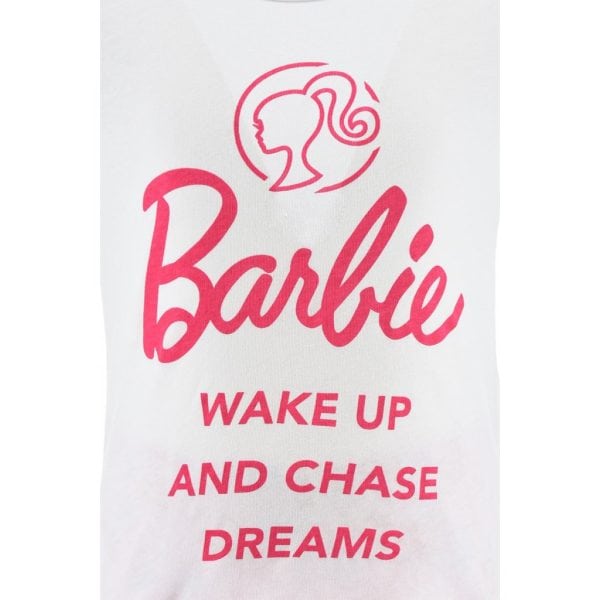 Ropa de Barbie con mensaje inspirador en fondo blanco.