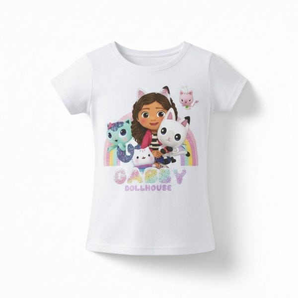 Camiseta infantil con personajes de dibujos animados y arcoíris en fondo blanco.