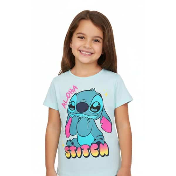 Niña sonriendo con camiseta de Stitch y la palabra Aloha en letras rosas y amarillas.