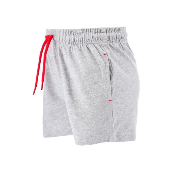 Pantalones cortos deportivos gris con cordón rojo en la cintura.