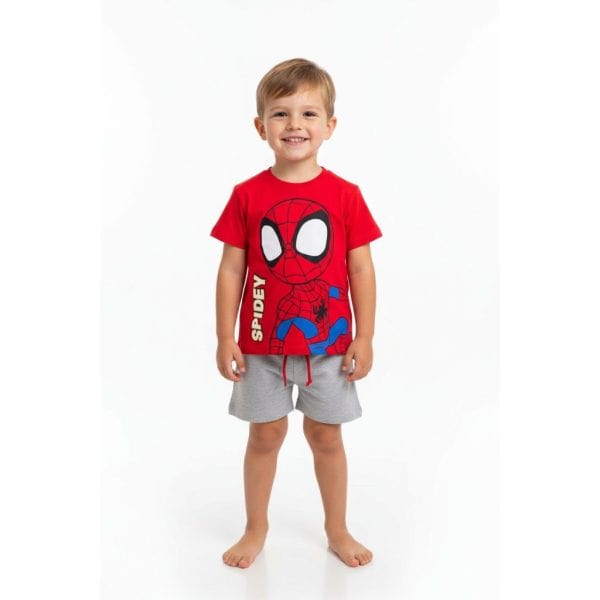 Niño con camiseta de Spiderman y pantalones cortos grises en fondo blanco.