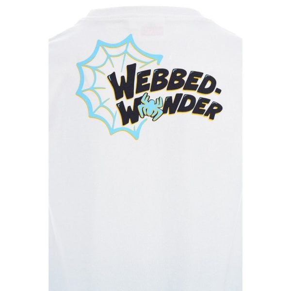 Camiseta blanca con logo de Webbed Wonder y telaraña en la parte superior.