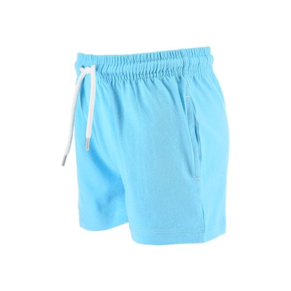 Pantalones cortos deportivos en azul con cordón blanco y bolsillos.
