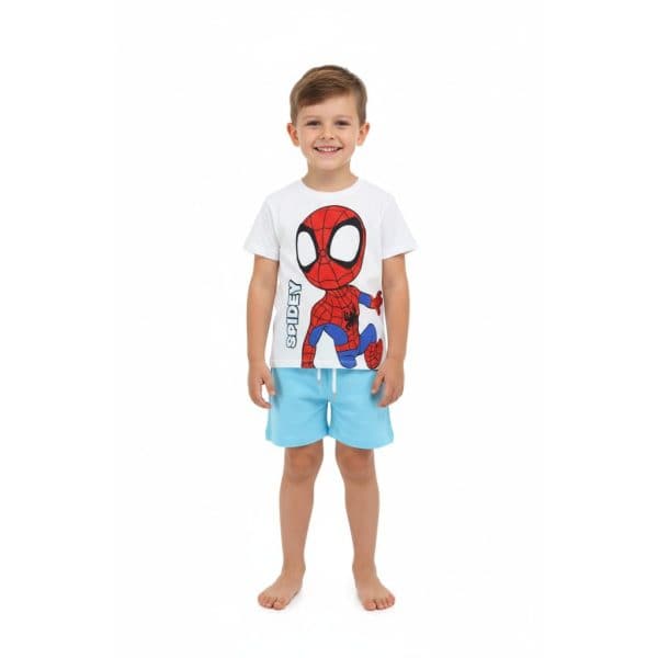Niño con camiseta de Spiderman y pantalones cortos azules, sonriendo.
