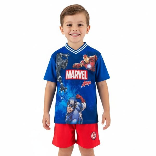 Niño con camiseta Marvel y pantalones cortos rojos en ropa infantil.