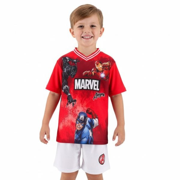 Niño con camiseta de Marvel y pantalones cortos blancos, ropa infantil de La Giralda.