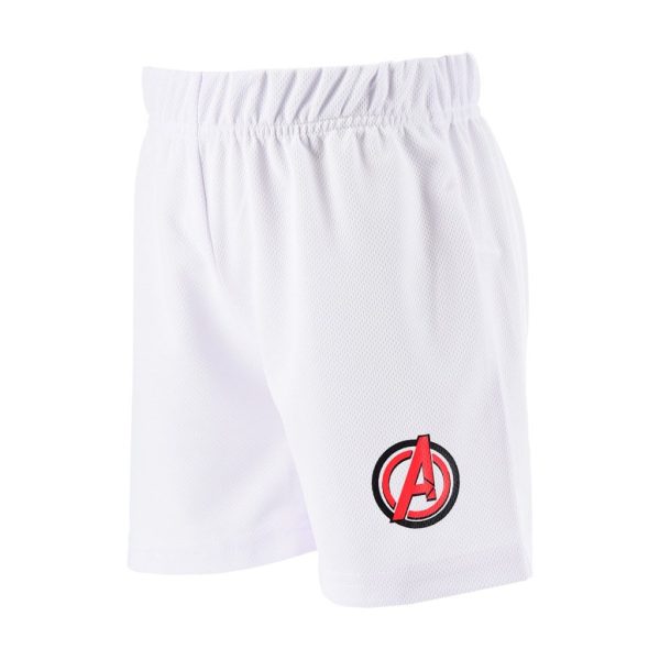 Pantalones cortos deportivos blancos con logo de Los Vengadores en la parte inferior.