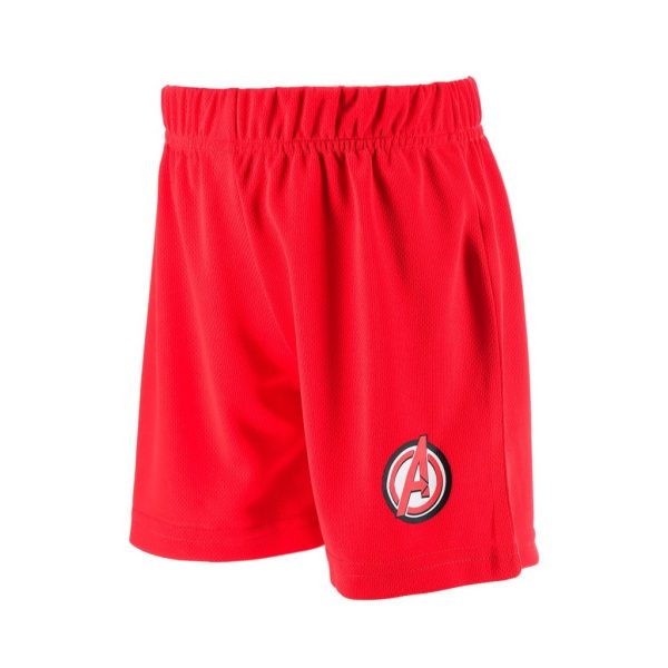Pantalones cortos rojos de deporte con logo de Los Vengadores en la pierna izquierda.