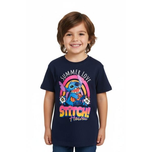 Niña con camiseta de Stitch Hawaii y estampado colorido en fondo blanco.