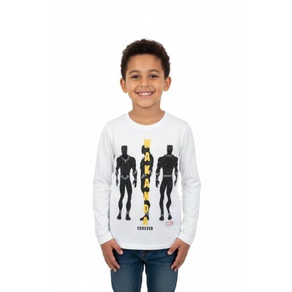 Niño con camiseta blanca de Wakanda Forever y personajes de Black Panther.