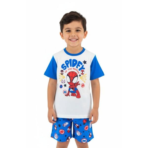 Niño con pijama de Spider-Man y pantalones con motivos espaciales.