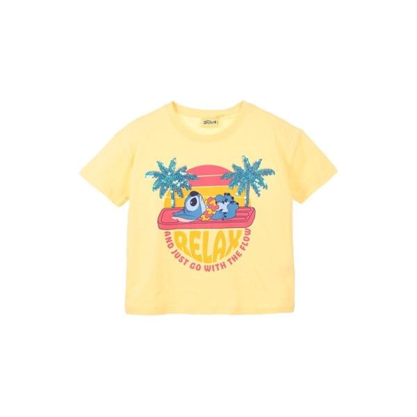 Camiseta amarilla con diseño de palmeras y personajes relajados.