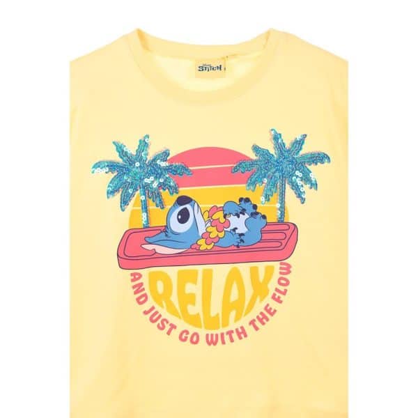Camiseta amarilla con diseño de personajes y palmeras, mensaje de relajación.