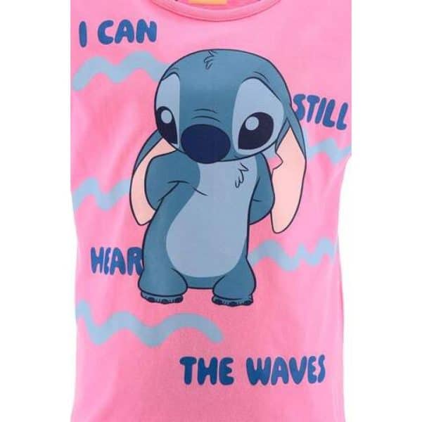 Camiseta rosa con dibujo de Stitch y texto en inglés.