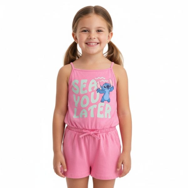 Niña con conjunto rosa de verano con dibujo de un perro y texto "Sea You Later".