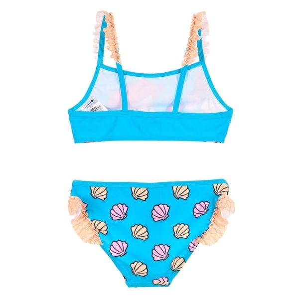 Conjunto de bikini azul con conchas y detalles de encaje en las tiras y bordes.