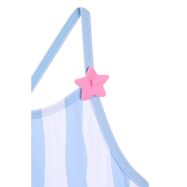 Vestido de niña con rayas azules y blancas y adorno de estrella rosa en la correa.