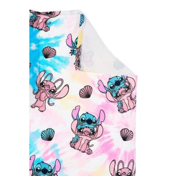 Frazada de bebé con diseño de personajes de Lilo y Stitch y conchas marinas.