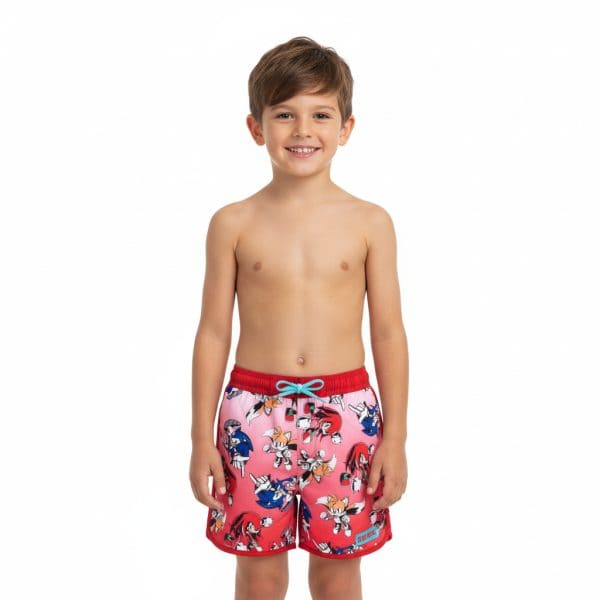 Niño con bañador de dibujos animados en fondo blanco.