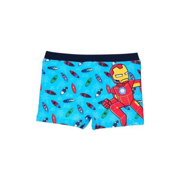 Bóxer infantil con diseño de Iron Man y barcos de colores en fondo azul.