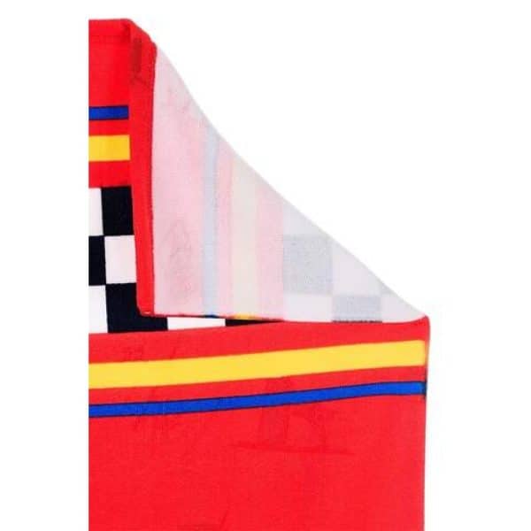 Toalla de playa roja con rayas de colores y diseño de cuadros.