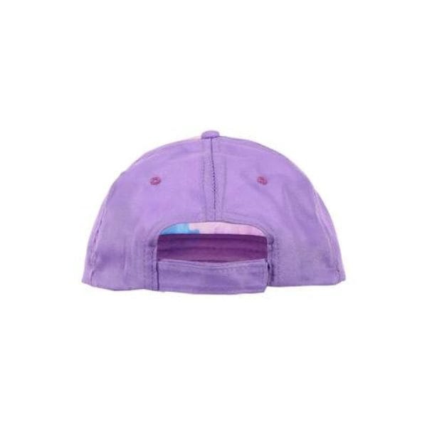 Gorra lila con cierre ajustable en la parte trasera.