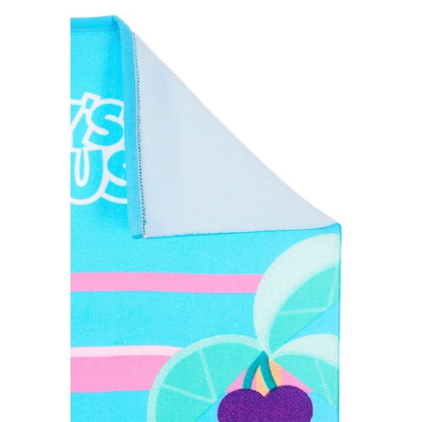 Toalla de playa azul con diseño de frutas y hojas para verano.