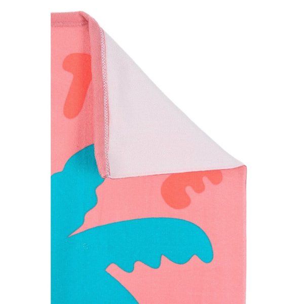 Toalla de playa con diseño de delfines en colores rosa y azul.