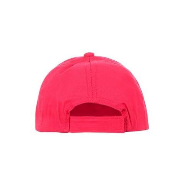 Gorra roja con cierre ajustable vista desde atrás.