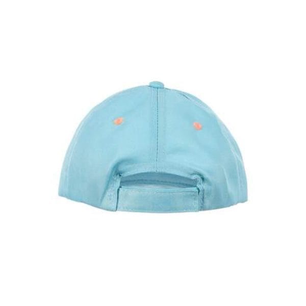 Gorra azul clara con cierre ajustable en la parte trasera.