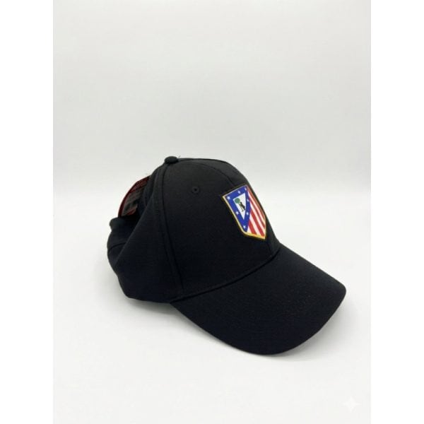 Gorra negra con escudo de Atlético de Madrid en la parte frontal.