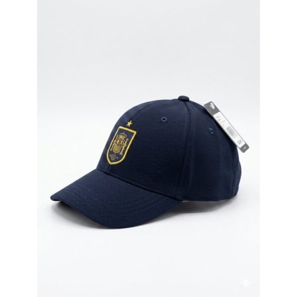 Gorra azul con escudo de la selección española de fútbol.